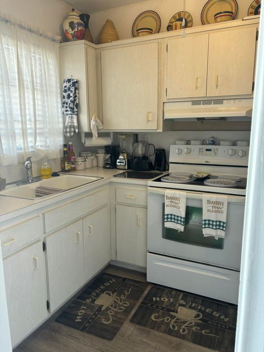 For Sale: $197,000 (1 beds, 1 baths, 756 Square Feet)