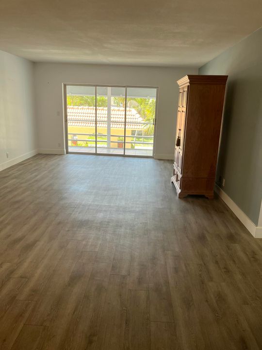 For Sale: $197,000 (1 beds, 1 baths, 756 Square Feet)