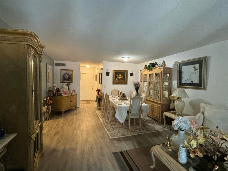 For Sale: $197,000 (1 beds, 1 baths, 756 Square Feet)