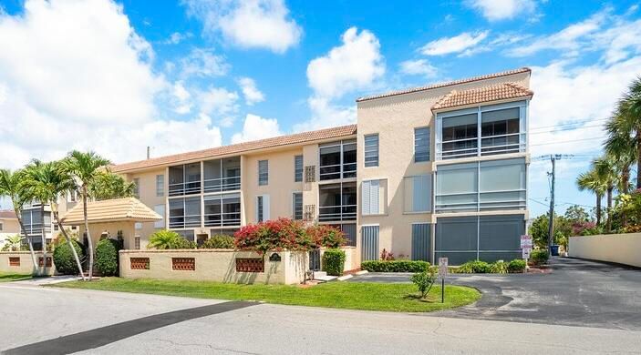 For Sale: $197,000 (1 beds, 1 baths, 756 Square Feet)