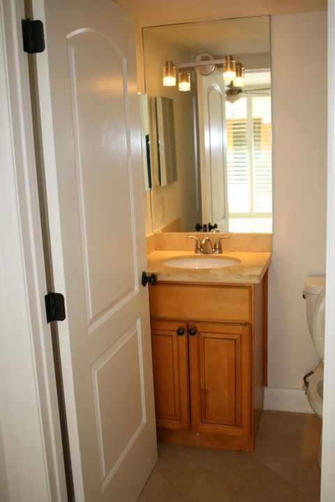 For Rent: $2,400 (2 beds, 2 baths, 1030 Square Feet)