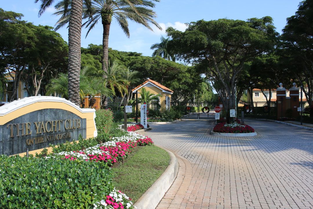 For Rent: $2,400 (2 beds, 2 baths, 1030 Square Feet)