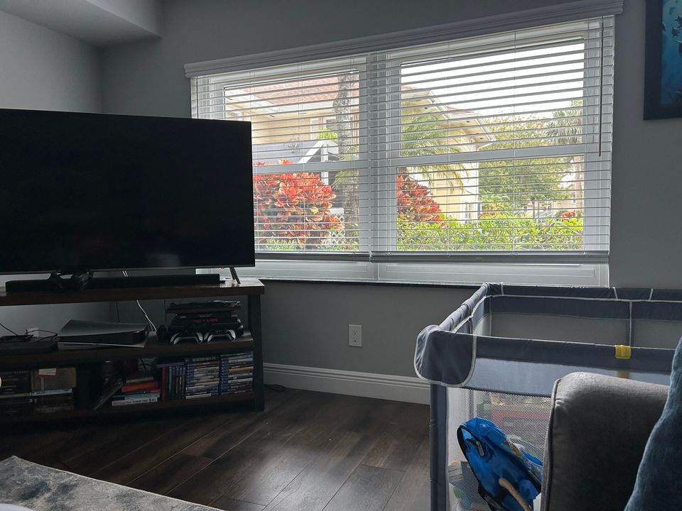 For Sale: $359,000 (2 beds, 2 baths, 1374 Square Feet)