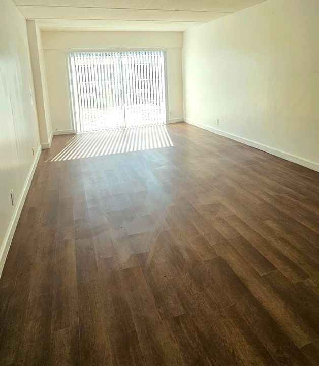 В аренду: $1,750 (2 спален, 1 ванн, 825 Квадратных фут)