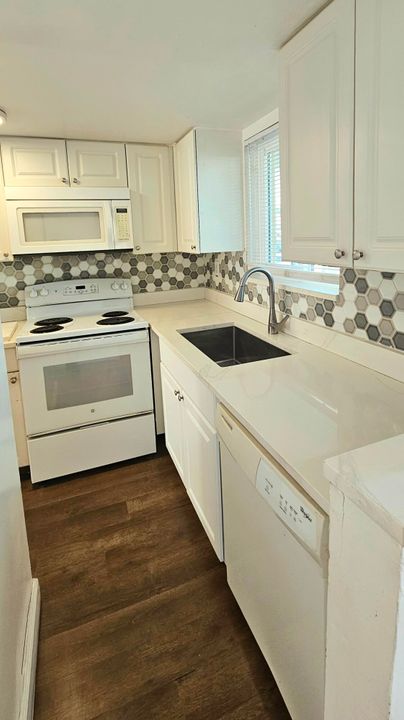 В аренду: $1,750 (2 спален, 1 ванн, 825 Квадратных фут)