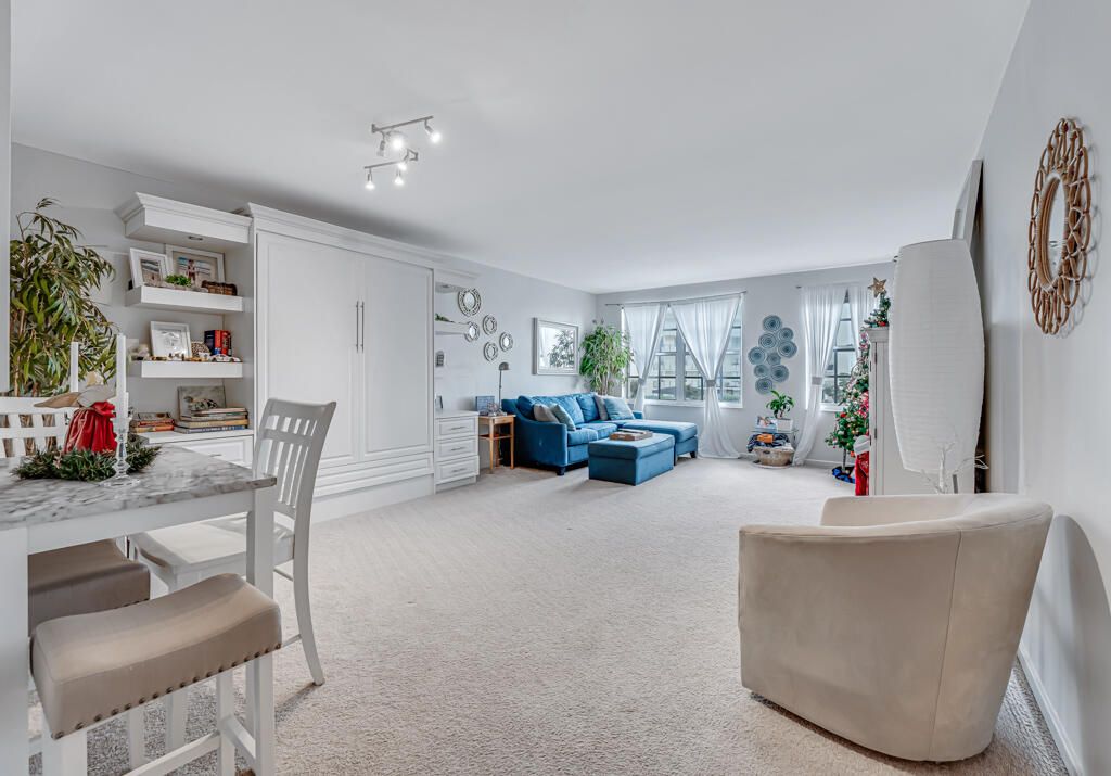 待售: $290,000 (1 贝兹, 1 浴室, 891 平方英尺)