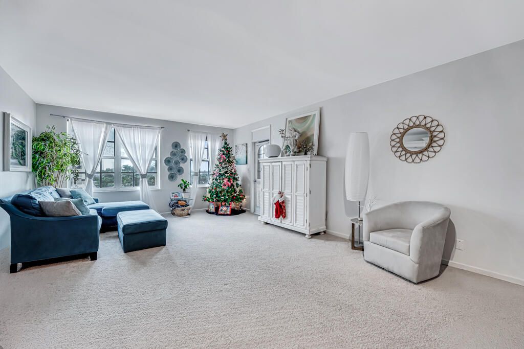 待售: $290,000 (1 贝兹, 1 浴室, 891 平方英尺)