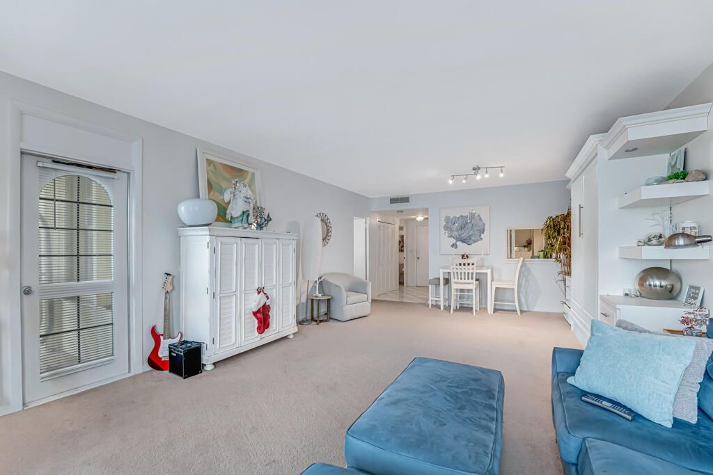 待售: $290,000 (1 贝兹, 1 浴室, 891 平方英尺)