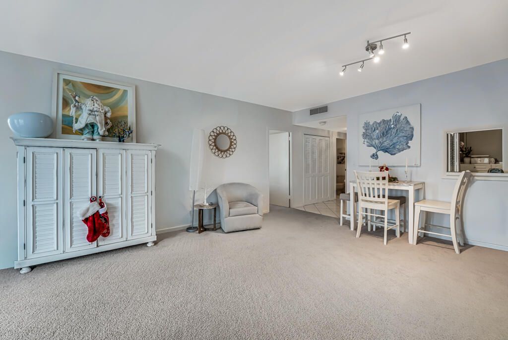 待售: $290,000 (1 贝兹, 1 浴室, 891 平方英尺)