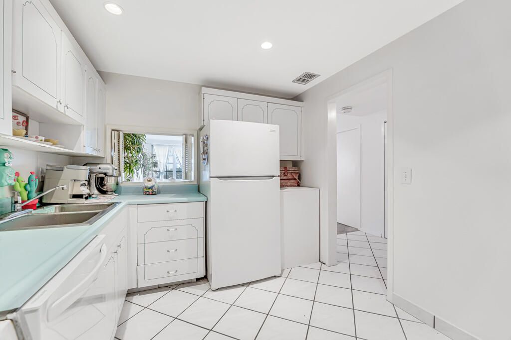 待售: $290,000 (1 贝兹, 1 浴室, 891 平方英尺)