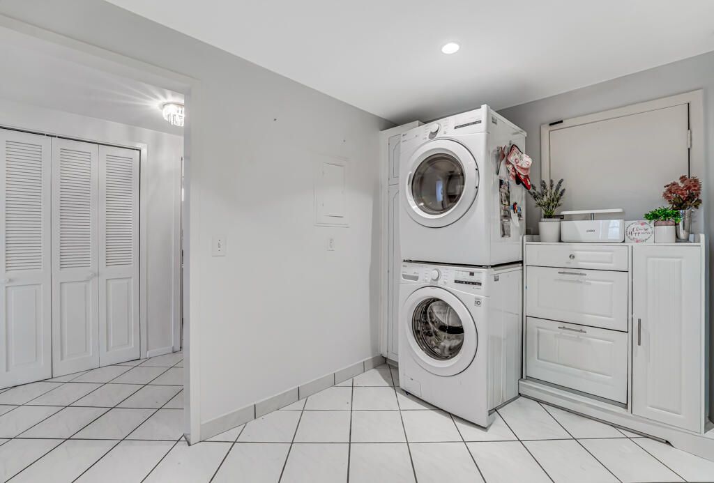 待售: $290,000 (1 贝兹, 1 浴室, 891 平方英尺)