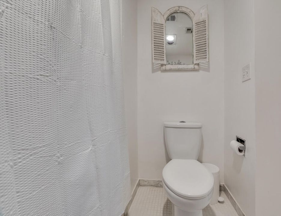 待售: $290,000 (1 贝兹, 1 浴室, 891 平方英尺)