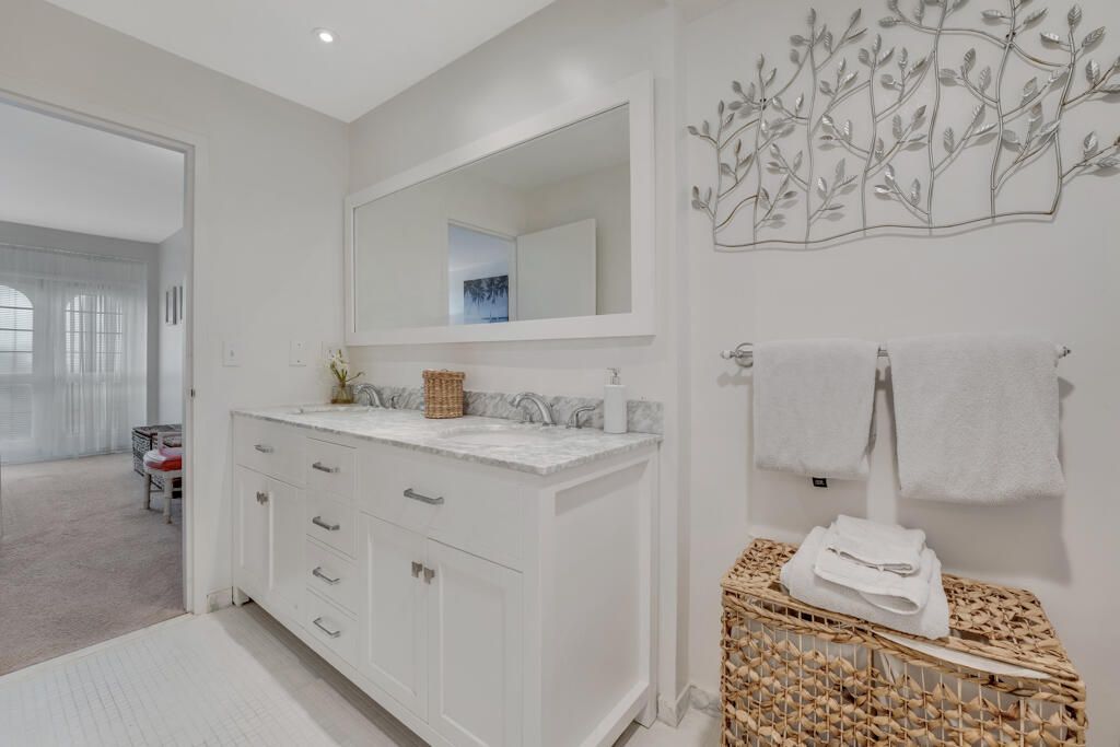 待售: $290,000 (1 贝兹, 1 浴室, 891 平方英尺)