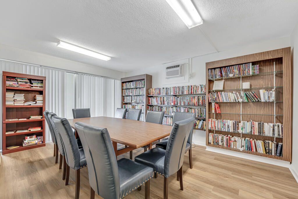 待售: $290,000 (1 贝兹, 1 浴室, 891 平方英尺)