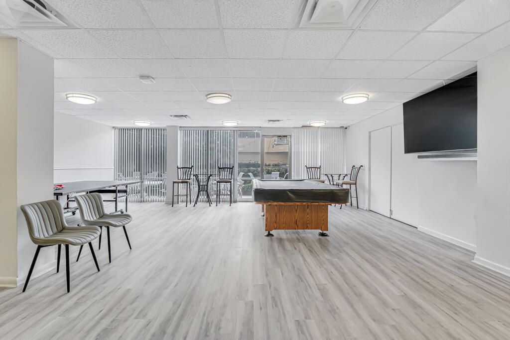 待售: $290,000 (1 贝兹, 1 浴室, 891 平方英尺)