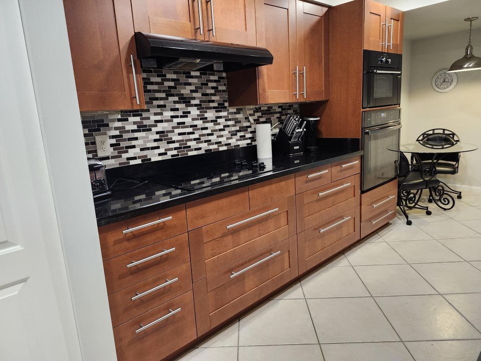 На продажу: $319,900 (2 спален, 2 ванн, 1175 Квадратных фут)