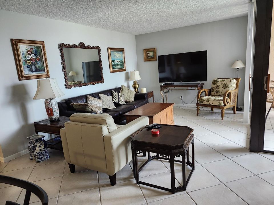 На продажу: $319,900 (2 спален, 2 ванн, 1175 Квадратных фут)