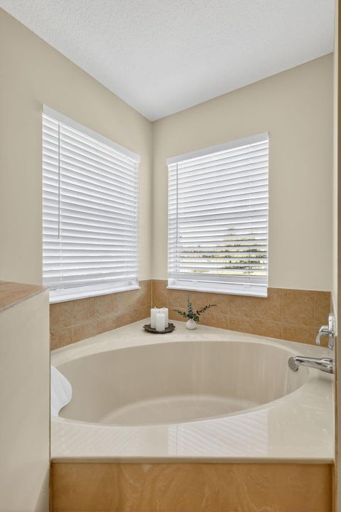 На продажу: $454,900 (3 спален, 2 ванн, 1674 Квадратных фут)