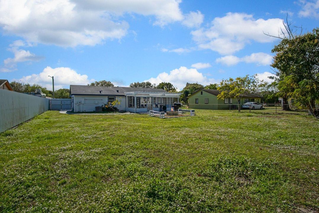 На продажу: $319,900 (4 спален, 2 ванн, 1362 Квадратных фут)