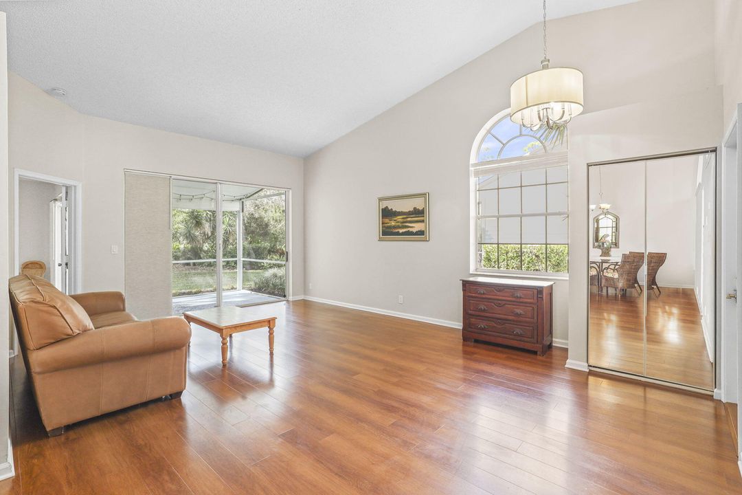 合同活跃: $425,000 (2 贝兹, 2 浴室, 1585 平方英尺)