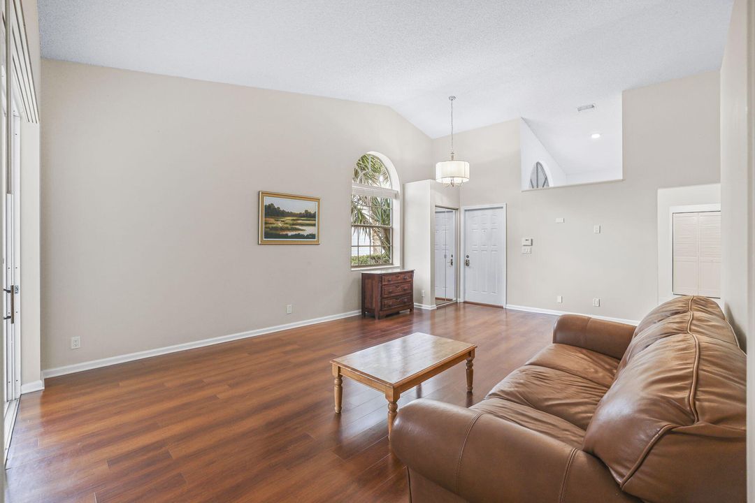 合同活跃: $425,000 (2 贝兹, 2 浴室, 1585 平方英尺)