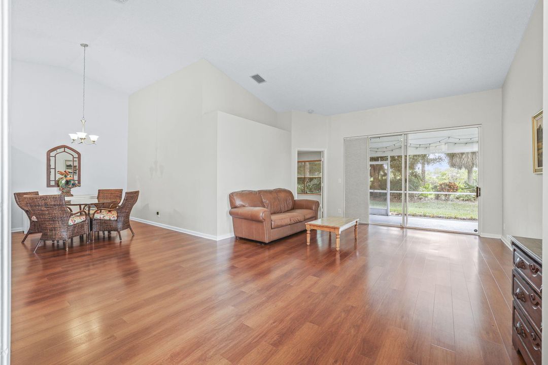 合同活跃: $425,000 (2 贝兹, 2 浴室, 1585 平方英尺)