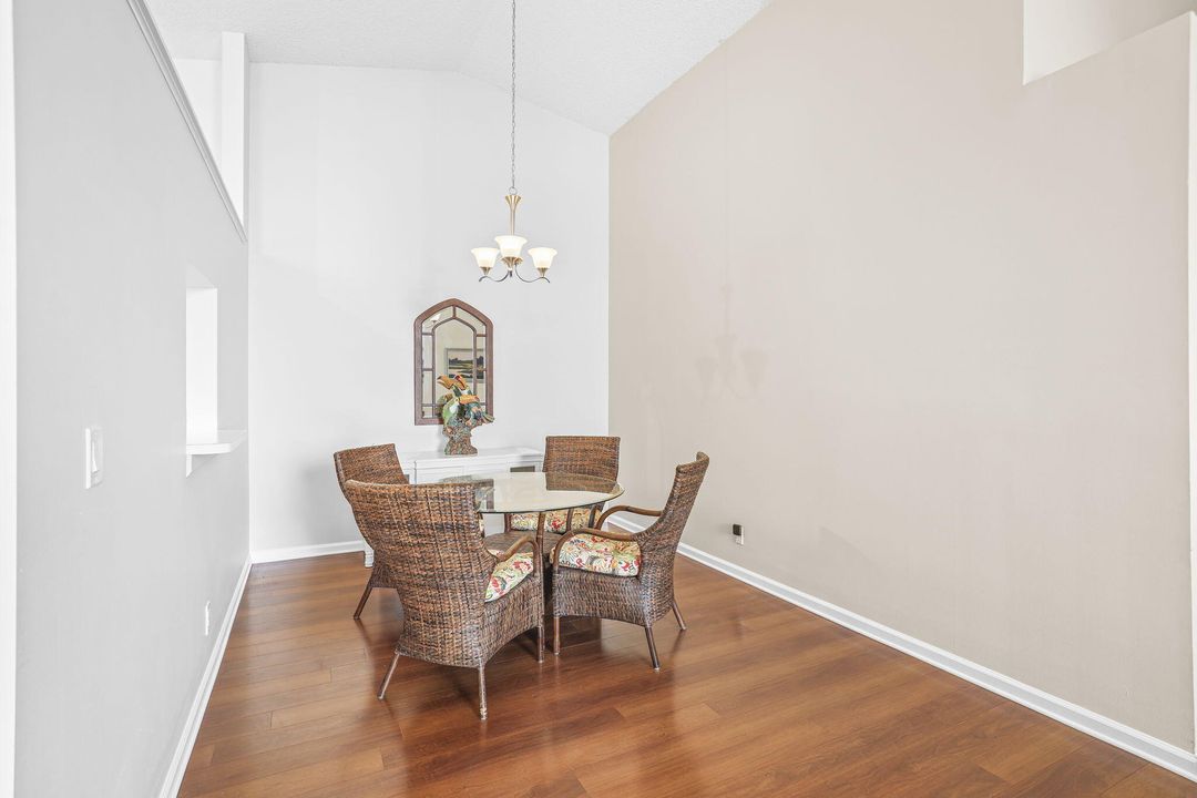 合同活跃: $425,000 (2 贝兹, 2 浴室, 1585 平方英尺)