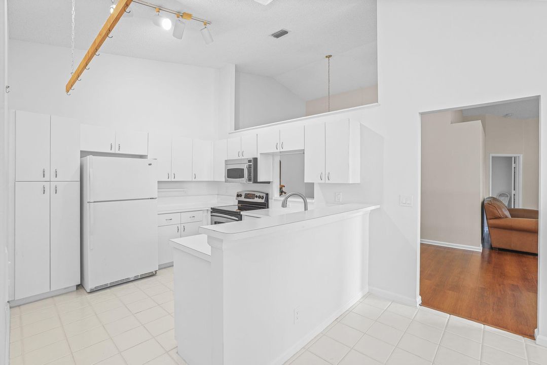 合同活跃: $425,000 (2 贝兹, 2 浴室, 1585 平方英尺)