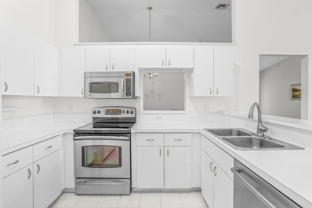 合同活跃: $425,000 (2 贝兹, 2 浴室, 1585 平方英尺)