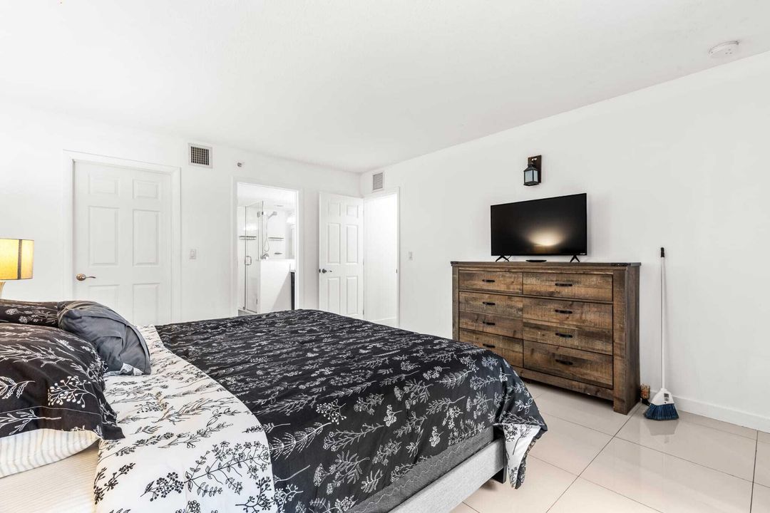 For Rent: $2,600 (2 beds, 2 baths, 1315 Square Feet)