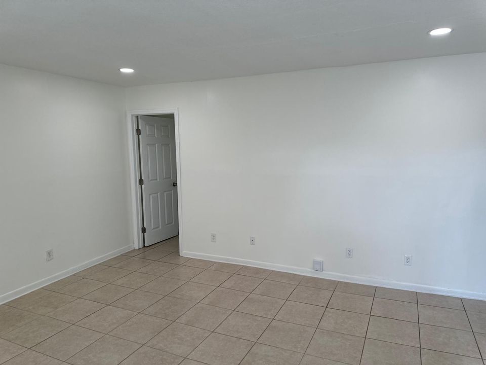 For Rent: $2,500 (3 beds, 2 baths, 1386 Square Feet)