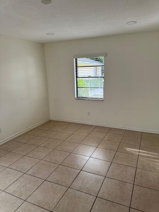 For Rent: $2,500 (3 beds, 2 baths, 1386 Square Feet)