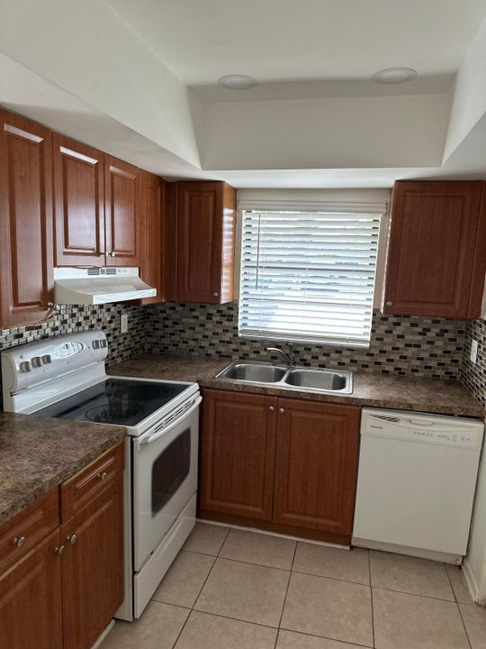 For Rent: $2,500 (3 beds, 2 baths, 1386 Square Feet)
