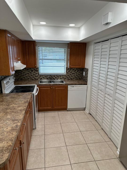 For Rent: $2,500 (3 beds, 2 baths, 1386 Square Feet)