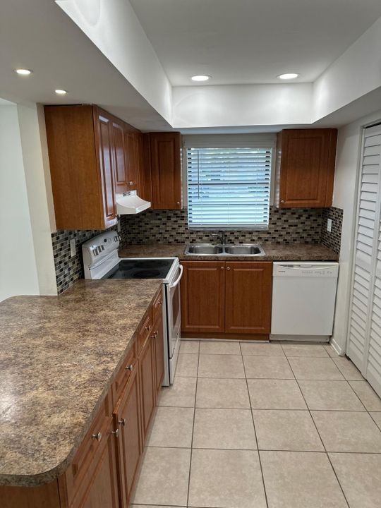 For Rent: $2,500 (3 beds, 2 baths, 1386 Square Feet)