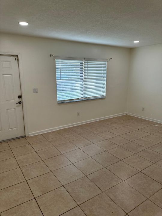 For Rent: $2,500 (3 beds, 2 baths, 1386 Square Feet)