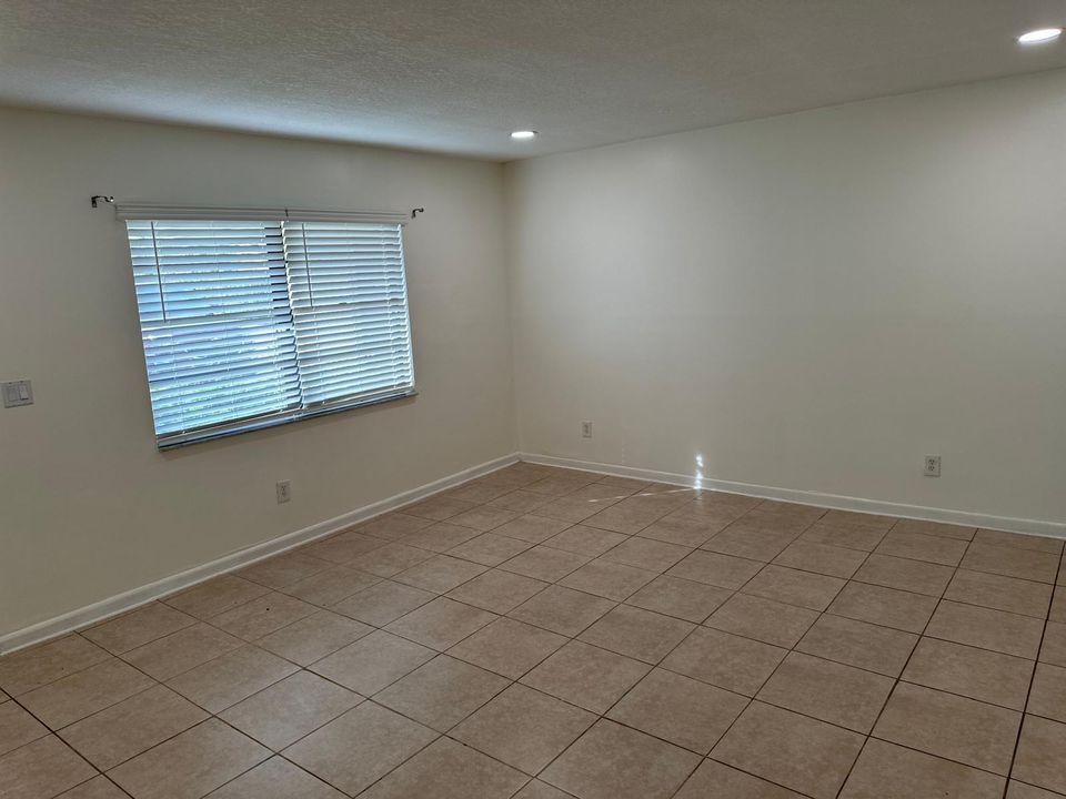 For Rent: $2,500 (3 beds, 2 baths, 1386 Square Feet)