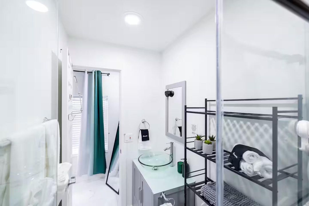 出租: $1,800 (1 贝兹, 1 浴室, 2125 平方英尺)