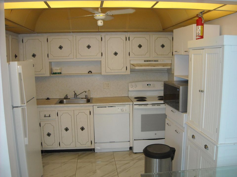 На продажу: $199,900 (2 спален, 2 ванн, 1110 Квадратных фут)