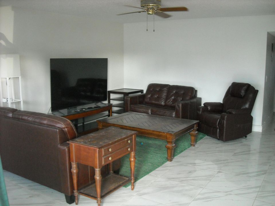 На продажу: $199,900 (2 спален, 2 ванн, 1110 Квадратных фут)