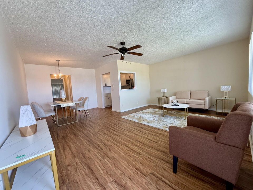 出租: $1,500 (1 贝兹, 1 浴室, 702 平方英尺)