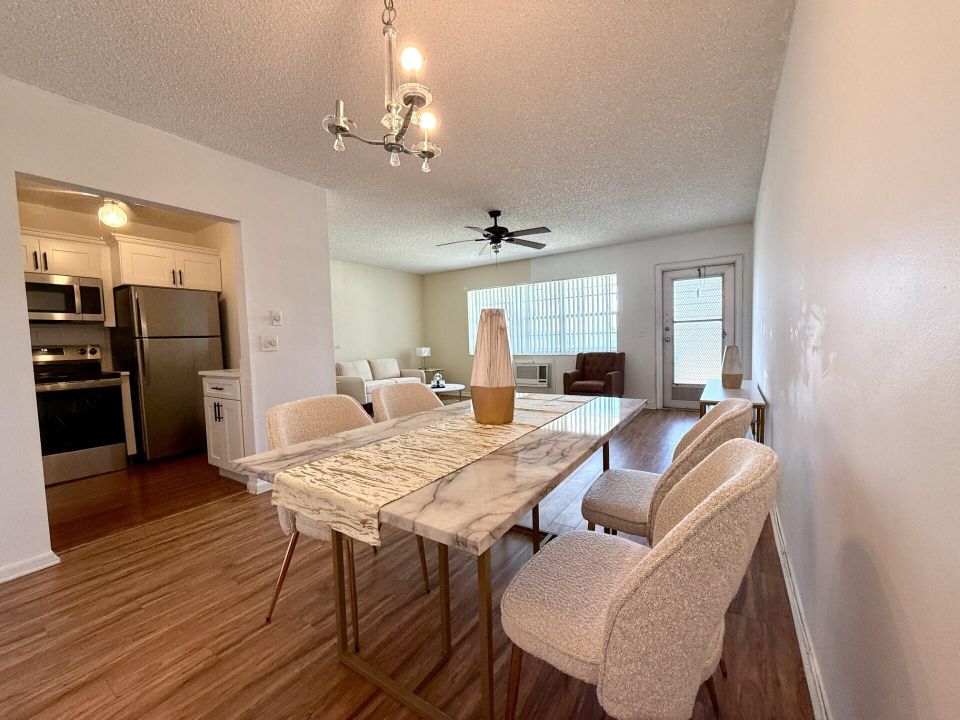 出租: $1,500 (1 贝兹, 1 浴室, 702 平方英尺)