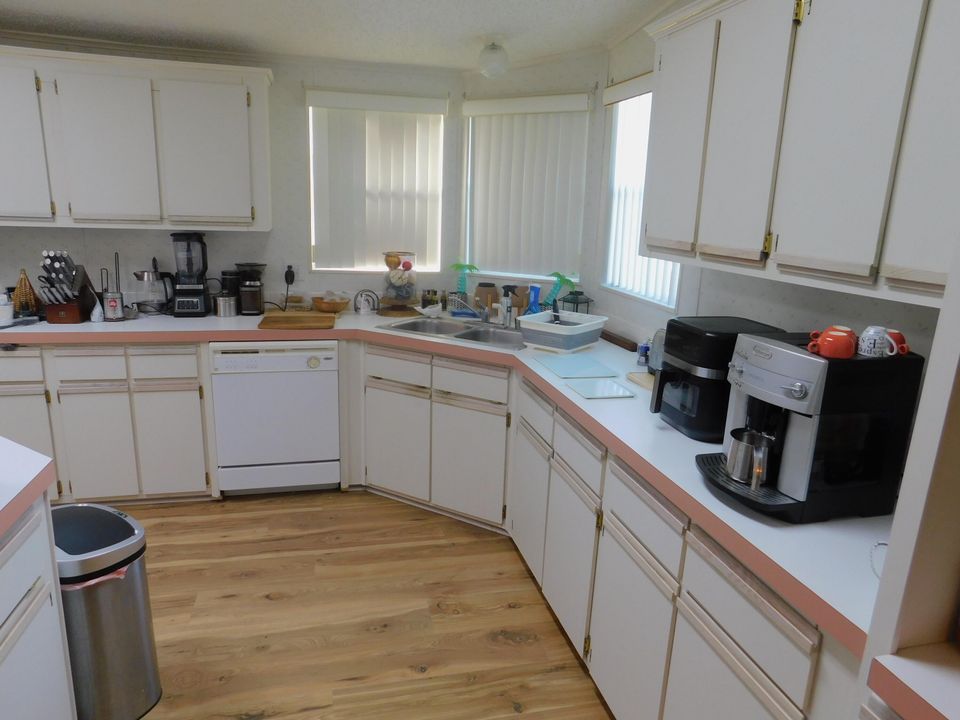 На продажу: $159,900 (2 спален, 2 ванн, 1240 Квадратных фут)