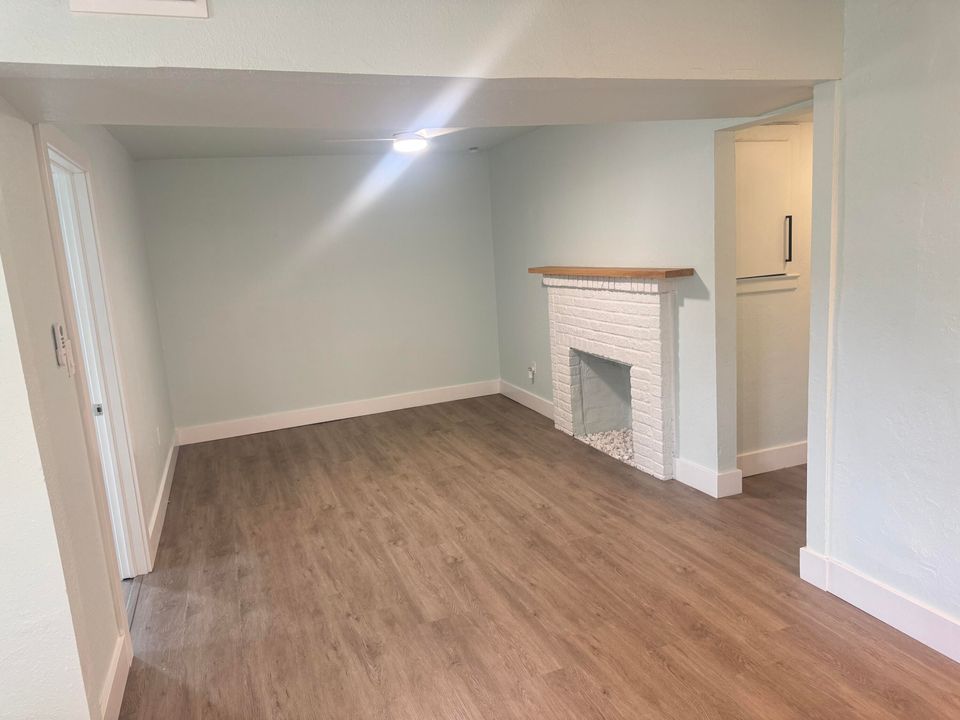 For Rent: $2,800 (2 beds, 1 baths, 1179 Square Feet)
