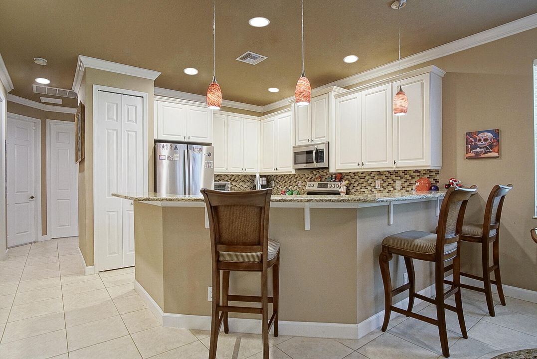 待售: $368,000 (2 贝兹, 2 浴室, 1751 平方英尺)