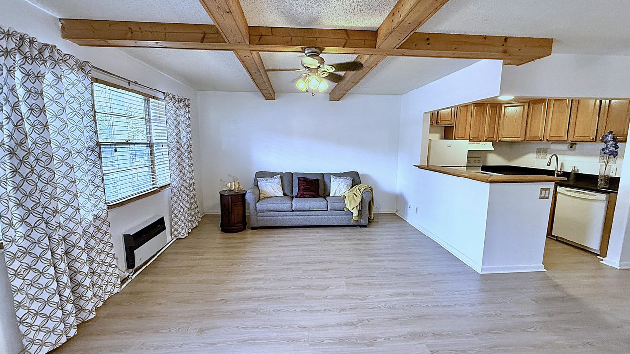 待售: $90,000 (1 贝兹, 1 浴室, 700 平方英尺)