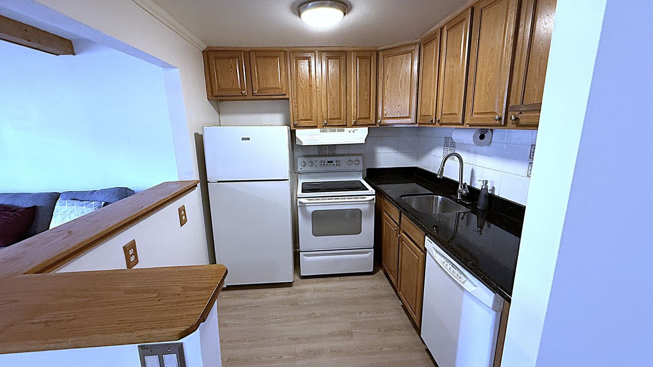 待售: $90,000 (1 贝兹, 1 浴室, 700 平方英尺)