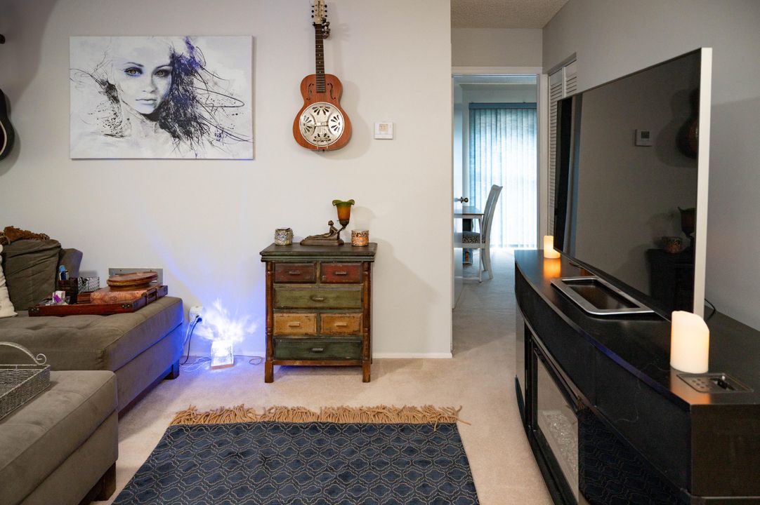 For Sale: $230,000 (2 beds, 2 baths, 1023 Square Feet)