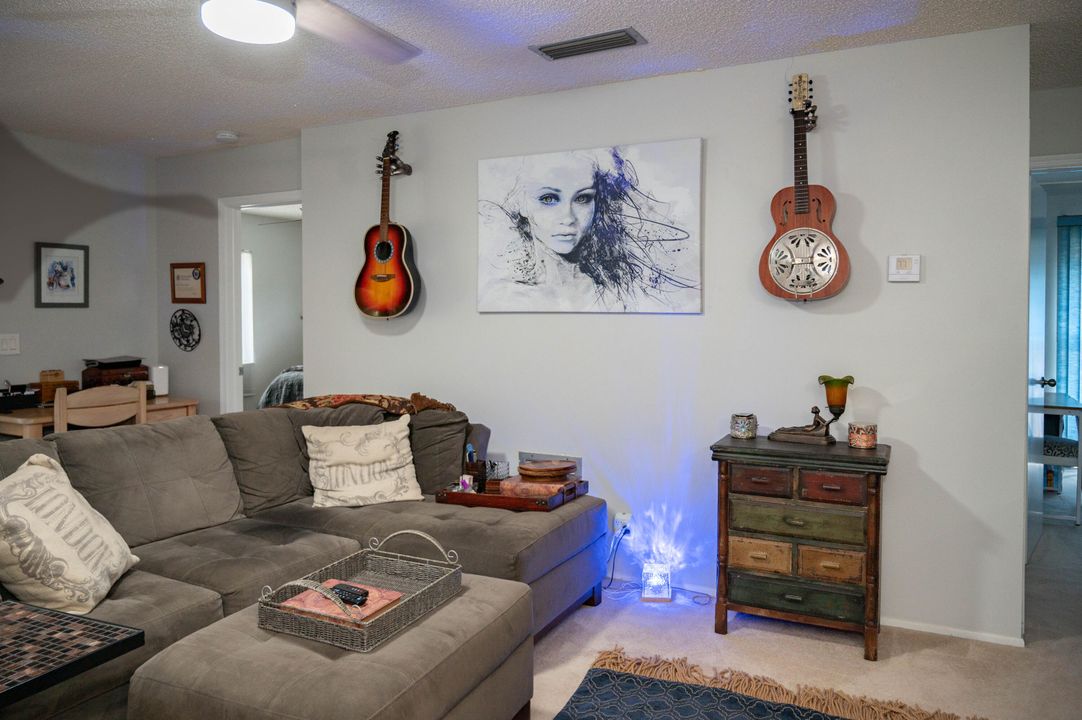 For Sale: $230,000 (2 beds, 2 baths, 1023 Square Feet)