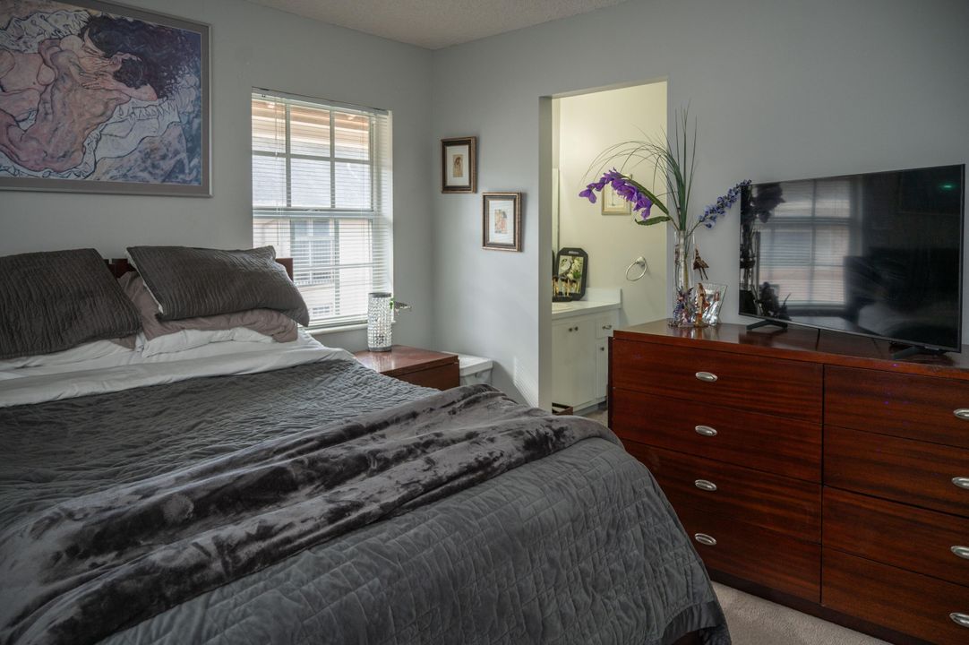 For Sale: $230,000 (2 beds, 2 baths, 1023 Square Feet)